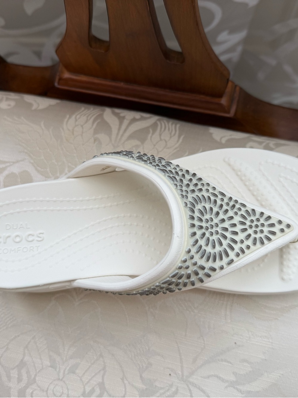 ✅NWOT✅Crocs Women’s White Wedge Flip Flops Dual Comfort Silver Embellished Size8 - Picture 2 of 9